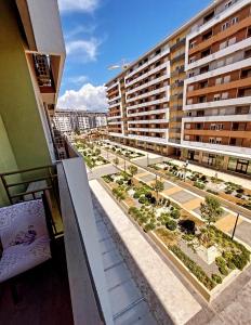una vista dal balcone di un edificio di New York - Central Point a Podgorica