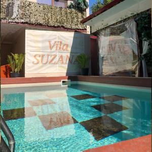 einem Pool mit einem Schild an der Seite eines Gebäudes in der Unterkunft Vila Suzana in Venus