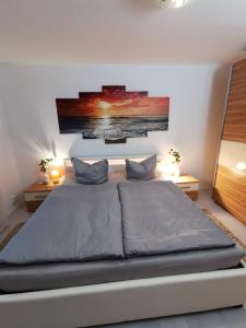 um quarto com uma cama grande e 2 candeeiros em Fewo Krysik Unterdeck em Lühmannsdorf