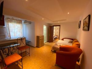 Schlafzimmer mit einem Bett, einem Schreibtisch und Stühlen in der Unterkunft Vila Suzana in Venus