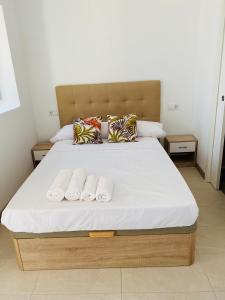 a bedroom with a bed with two towels on it at Albergue y Gelateria il nonno in Sarria