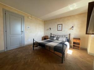 Castiglione in TeverinaにあるIl Borgo Affitacamereのドア付きの部屋にベッド付きのベッドルームがあります。