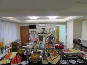 um buffet de comida numa mesa num quarto em Hotel Urbis a 10 minutos Rua 25 de Março, Brás,Bom Retiro,a 2 minutos do Mirante Sampa Sky e pista de Skate Anhangabaú em São Paulo