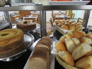 un montón de diferentes tipos de pan y repostería en Hotel Urbis a 10 minutos Rua 25 de Março, Brás,Bom Retiro,a 2 minutos do Mirante Sampa Sky e pista de Skate Anhangabaú, en São Paulo