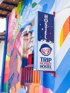 Trip Monkey Hostel في سان جيل: علامة لنزل القرد على الحائط