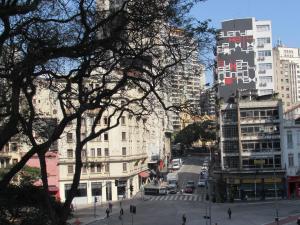 Blick auf eine Stadtstraße mit hohen Gebäuden in der Unterkunft Hotel Urbis a 10 minutos Rua 25 de Março, Brás,Bom Retiro,a 2 minutos do Mirante Sampa Sky e pista de Skate Anhangabaú in São Paulo