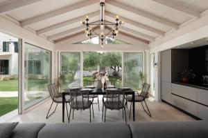 una sala da pranzo con tavolo e sedie di Villa Maria Rose a Kassiopi