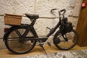 een fiets met een mand geparkeerd naast een muur bij Casa Guardiao in Chaves