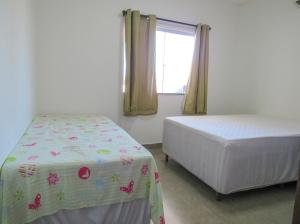 マラウにあるCasa Freitas com piscina em Taipu de Fora-Marau BAのベッド2台と窓のある寝室 +22枚の写真