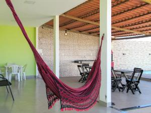 マラウにあるCasa Freitas com piscina em Taipu de Fora-Marau BAの- ハンモック(テーブル、椅子付)