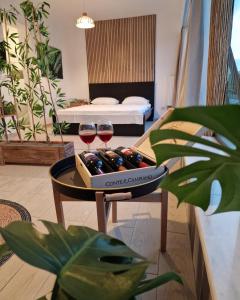 dos copas de vino en una mesa en una sala de estar en Bodega Butik Otel Şile, en Sile