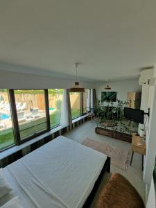 1 dormitorio con 1 cama y sala de estar en Bodega Butik Otel Şile, en Sile