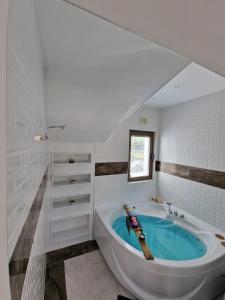 Habitación con baño con bañera grande. en Bodega Butik Otel Şile, en Sile