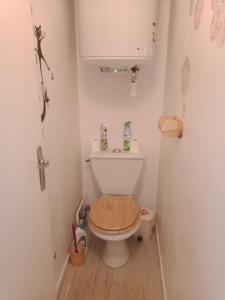 a small bathroom with a toilet with a wooden seat at le Vercors en toute simplicite in Autrans
