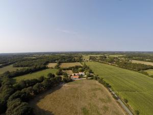 uma vista aérea de uma casa num campo em Domaine Des Coutelleries em Sallertaine