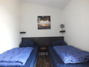 Habitación con 2 camas y mesa. en Camping de Vogel, en Hengstdijk