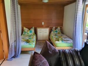 ein Zimmer mit 2 Betten und einem Sofa darin in der Unterkunft Landhaus Alexa in Eben im Pongau