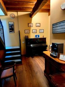Telewizja i/lub zestaw kina domowego w obiekcie Carlito's Trattoria con alloggio