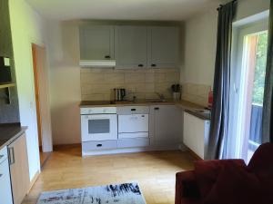 A kitchen or kitchenette at Landhaus Alexa