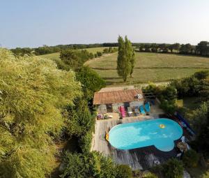 uma vista aérea de uma casa com piscina em Domaine Des Coutelleries em Sallertaine