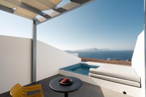 uma vista para o oceano a partir da varanda de uma casa em El Destino Suites em Akrotírion