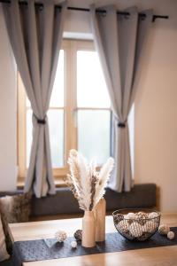 una mesa con plumas en una habitación con ventana en WIENER Kellerstöckl - Das 11er, en Eltendorf