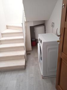 - une cuisine avec des escaliers et un réfrigérateur dans la chambre dans l'établissement Casa delle Rose, à Favignana