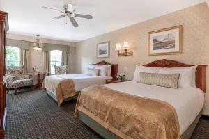 Habitación de hotel con 2 camas y ventilador de techo. en Bar Harbor Grand Hotel en Bar Harbor