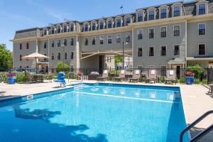 a swimming pool in front of a building at Bar Harbor Grand Hotel in Bar Harbor