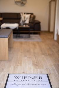 a welcome mat on the floor of a living room at WIENER Kellerstöckl - Das 11er in Eltendorf