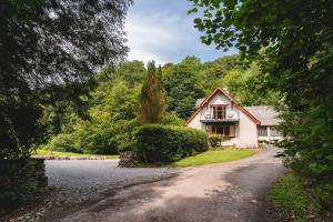 una casa in mezzo a un vialetto di Loughrigg Cottage ad Ambleside