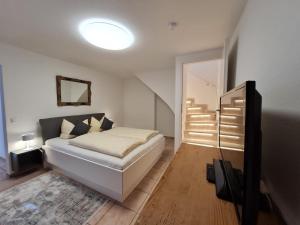 سرير أو أسرّة في غرفة في Hansi´s Bergblick
