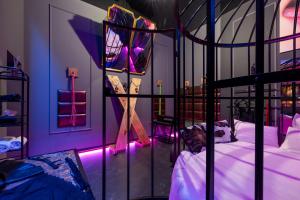 Pokój z łóżkiem piętrowym z fioletowymi lampkami w obiekcie BDSM BAST Apart Grey Manufaktura Centrum Miasta Legionów 18 Parking bezpłatny w Łodzi
