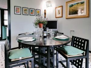 een eetkamer met een tafel met stoelen en een televisie bij Attico D'Andrea in Pratola Peligna