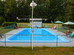 een groot zwembad met een parkeermeter ernaast bij PATIO MOTOR COURT in Carroll