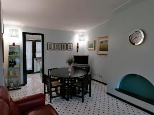 een woonkamer met een tafel en een bank bij Attico D'Andrea in Pratola Peligna