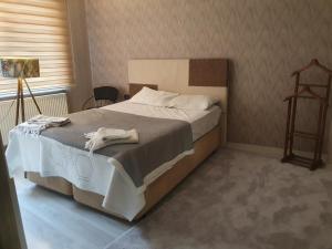 1 dormitorio con cama, lámpara y ventana en Mükemmel Konumda Lüx Business Concept Daire en Sivas