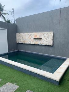 a swimming pool against a wall with a stone wall at BEACH HOUSE - PREÁ,JERI- Cruz,ce in Prea