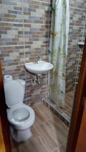 een badkamer met een toilet en een wastafel bij Hostal Caño Nevera in La Macarena