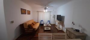 a living room with a couch and a table at PRECIOSO dpto p/8, super céntrico estacionamiento gratis in Concordia