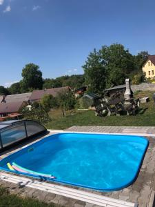 - une piscine bleue à côté d'une voiture dans l'établissement Baráček–Český ráj, à Turnov
