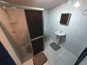 ein kleines Badezimmer mit Dusche und Waschbecken in der Unterkunft Linda casa com banho natural em Guaramiranga in Guaramiranga + 20 Fotos