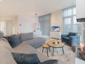ein Wohnzimmer mit einem Sofa und einem Tisch in der Unterkunft Holiday Home Vakantiehuis Ruisweg 45 by Interhome in Wemeldinge