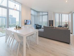ein Wohnzimmer mit einem weißen Tisch und einem Sofa in der Unterkunft Holiday Home Vakantiehuis Ruisweg 45 by Interhome in Wemeldinge