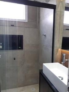 聖保羅的住宿－Varanda_77，一间带水槽和玻璃淋浴的浴室