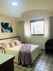 Un pat sau paturi într-o cameră la Residencial Pasárgada, apto 602