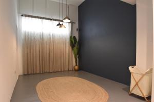 ein Zimmer mit einem Teppich auf dem Boden und einem Fenster in der Unterkunft Les Dunes in Camber