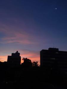 聖保羅的住宿－Varanda_77，日落时分城市天际线的轮廓