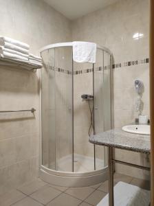 Hotel Bacchus في ليفنو: حمام مع دش ومغسلة