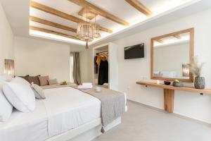 Televízia a/alebo spoločenská miestnosť v ubytovaní Heavenly Suites & Studios